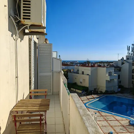 Oura Com Piscina E Vista Mar