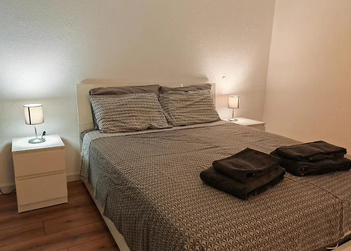 Oura Com Piscina E Vista Mar דירה