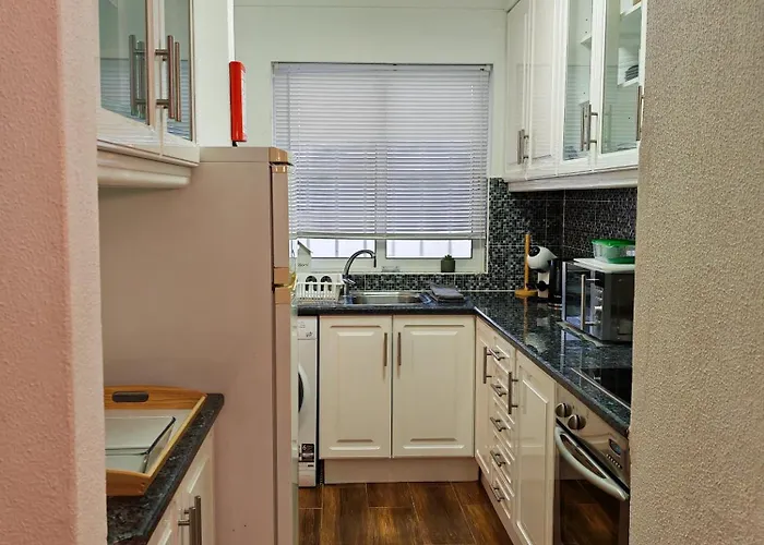 Oura Com Piscina E Vista Mar *