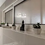 Oura Com Piscina E Vista Mar דירה