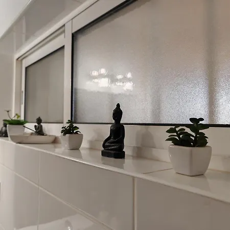 Oura Com Piscina E Vista Mar Appartamento