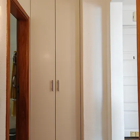 Oura Com Piscina E Vista Mar