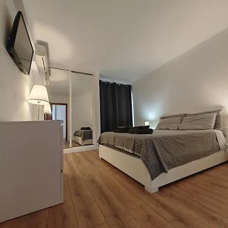 Oura Com Piscina E Vista Mar Appartamento