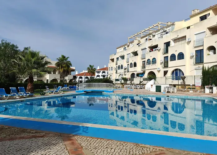 Oura Com Piscina E Vista Mar *