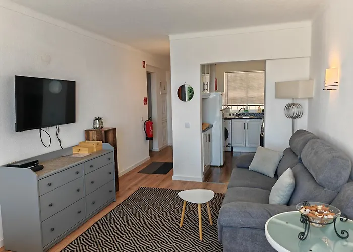 Oura Com Piscina E Vista Mar Lägenhet