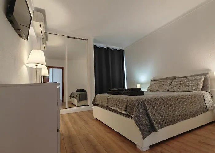 Oura Com Piscina E Vista Mar Lägenhet