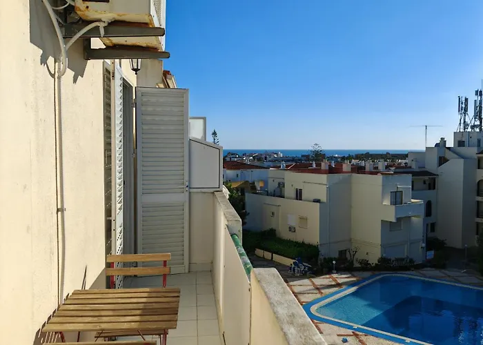 Oura Com Piscina E Vista Mar