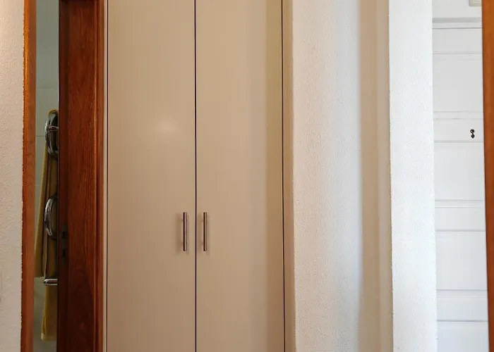 Oura Com Piscina E Vista Mar